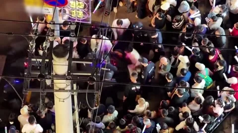 China: Massive crowd makes way to allow medics to treat, transport patien... Stock Footage 334211082