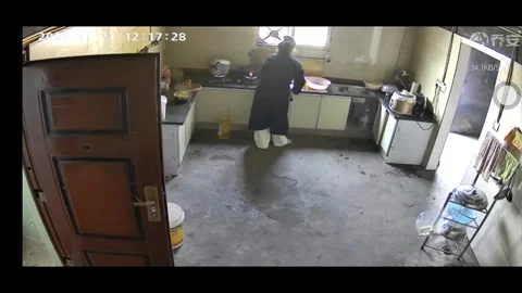 China: Pressure cooker explodes in Chinese kitchen Stockbeeldmateriaal 320605039