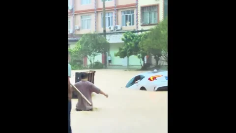 China: Residents in China build human bridge to save people trapped in fl... Video stock 336777568