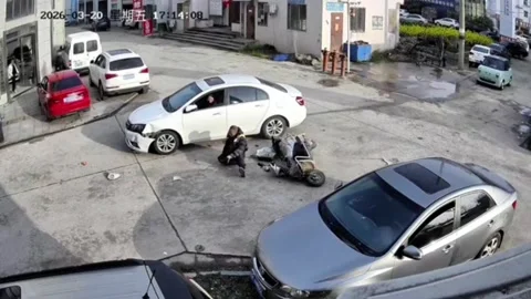 China: Scooter collides with car at intersection in Hubei, China 스톡 동영상 331294384