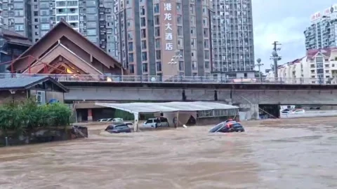 China: Severe flash flooding submerges streets and vehicles in Duyun, Gui... Stock Footage 335205446