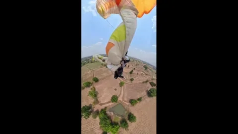 China: Skydiver lands using reserve parachute after malfunction in Guangd... Video stock 334657341