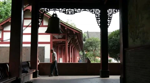 China temple with man doing stretching exrcises Vidéo 67599987