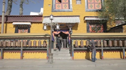 China, Tibet, Lhasa. Spinning prayer wheels near tibetian building Vidéo 65400853