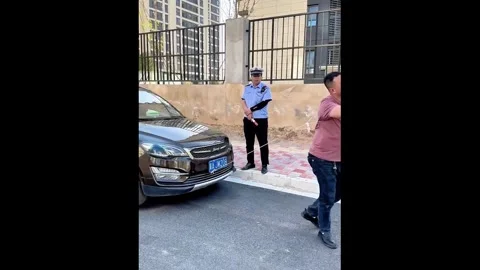 China: Two Chinese men drink alcohol while pulling car to avoid DUI Video stock 326713689