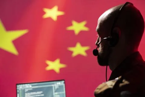 Chinese army communication systems operator using radio and satellite equipment Foto stock