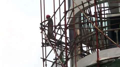 Chinese building worker takes down scaffolding on tall building Vidéo 41584066