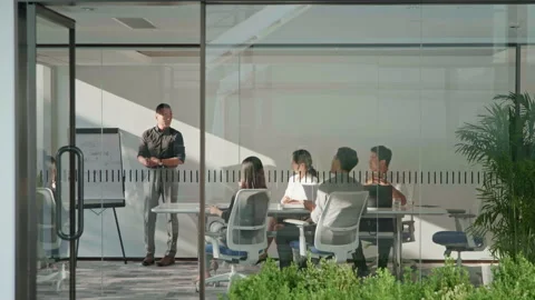 Chinese business people having meeting in board room,4K Vidéo 156241348