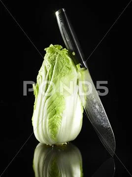 A Chinese cabbage and a knife Stock-Fotos