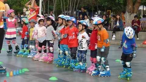 Chinese children are training roller skating Vídeos de archivo 87315914