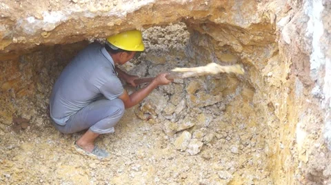 Chinese construction workers are digging tunnels Vídeos de archivo 62638102