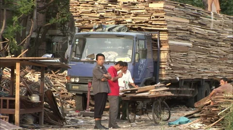 Chinese construction workers loading truck Video stock 56598105