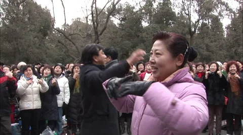 Chinese crowd singing &amp; dancing, park Video stock 56644632