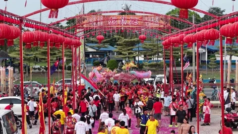 Chinese Deity Procession Featuring Dragon and Lion Dances Vidéo 345436903