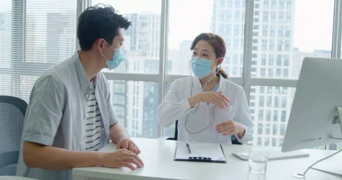 Chinese doctor using stethoscope to examine patient,4K Video stock 150860433