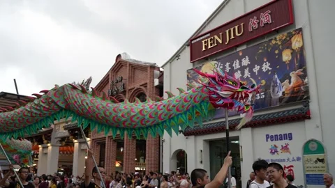 Chinese Dragon Dance Procession During Mooncake Festival Outside Temple Vidéo 345929575