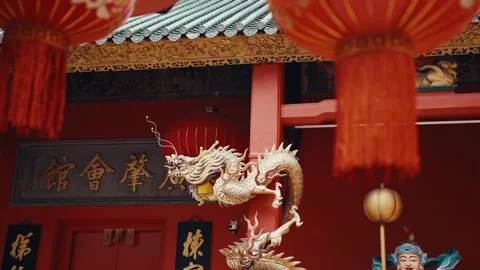 Chinese dragon statue and red lanterns decorating a temple 스톡 동영상 343710836