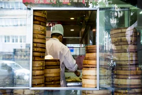 A Chinese dumpling man through the window Foto stock