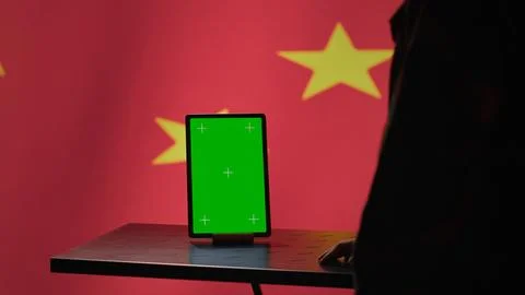 Chinese engineer uses green screen tablet to make fake accounts on social media 스톡 사진