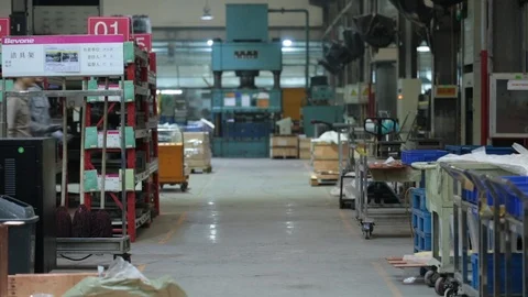 Chinese engineers working in factory,HD Vidéo 117907417