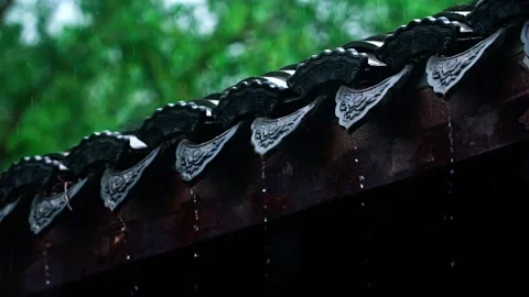 Chinese garden elements - rain dripping from the roof Stockbeeldmateriaal 257861133