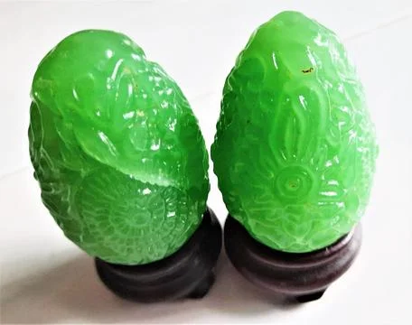 Chinese green jade Easter egg on wooden stand Foto stock