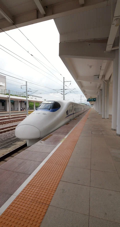 Chinese high speed bullet train arriving at Shilin West railway station 库存影片 329622987