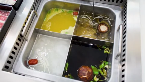 Chinese Hot Pot With Four Different Boiling Broths and Mushrooms Vídeos de archivo 335119122