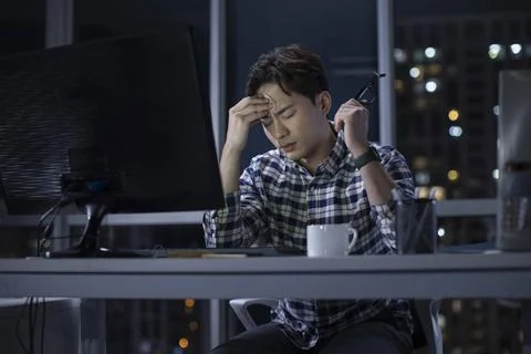  Chinese IT worker working in office at night Beijing China Copyright: xLa... Stock-Fotos