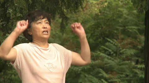 Chinese keep-fit instructor, Beijing park Video stock 58610317