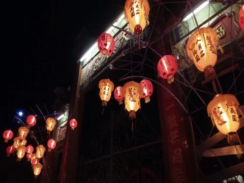 Chinese Lanterns and strobo lights at the gates of Jor Ong Shrine Temple Vídeos de archivo 74698238