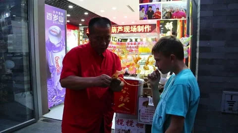 Chinese master making the candy from molten sugar, Xianyukou street, Beijing Stock Footage 57510369
