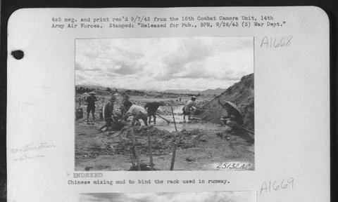 Chinese mixing mud to bind the rack used in runway. Copyright: xpiemagsx n... Fotos Stock