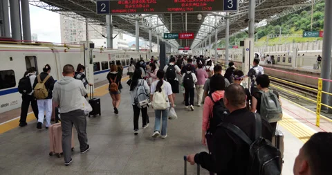 Chinese passengers walking on a train station platform in Dali Vidéo 329461400