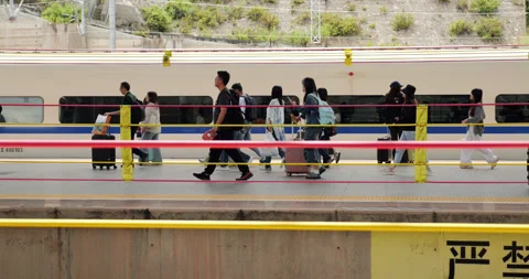 Chinese passengers walking on a train station platform in Dali Видео 329461410