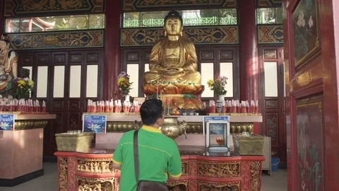Chinese performing a religious ritual prayers at Chin Swee Caves Temple Stock Footage 87541595