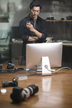  Chinese photographer using computer in studio Beijing China Copyright: xL... Foto stock
