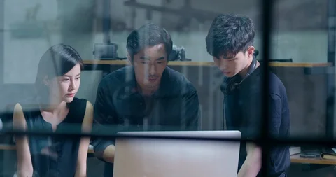 Chinese photographers working in studio,4K Vidéo 118619087