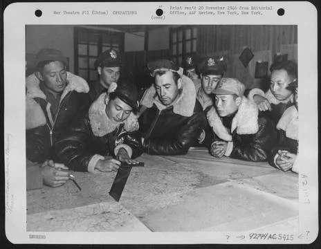 Chinese Pilot Plot A Course On A Briefing Table While Other Chinese And Am... Fotos de archivo