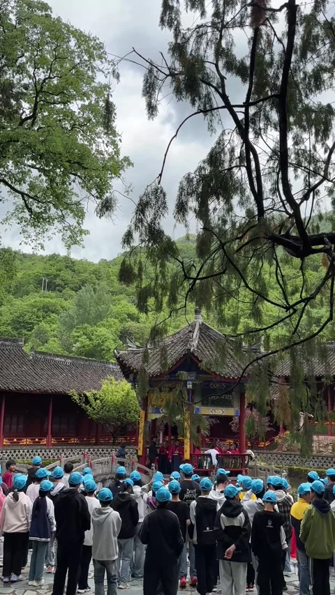 Chinese Students Explore Ancient Zhang Liang Temple on Educational Tour Stockbeeldmateriaal 336035755