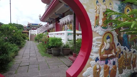 Chinese Style Circular Moon Gate, Kek Lok Si Buddhist Temple, Penang, Malaysia 스톡 동영상 296394529