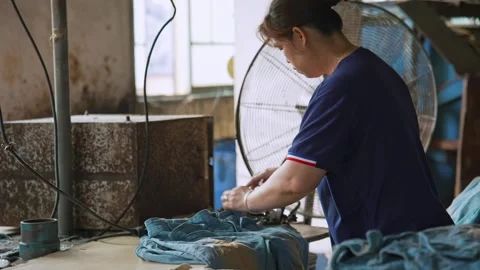 Chinese Textile Factory Workshop Features Steam Ironing Vidéo 337087186