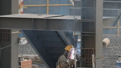 Chinese Worker Welding in Slow Motion alt2 Видео 224357572