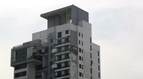 Chinese workers apply paint with a roller while from a suspended hoist Vidéo 41587972