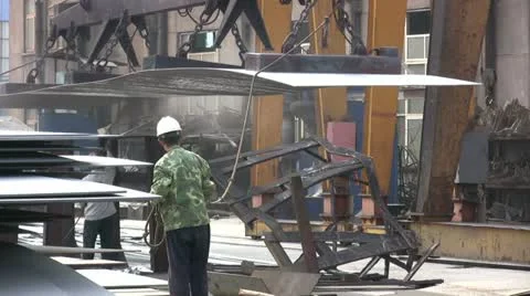 Chinese workers at a shipyard Vidéo 22328697