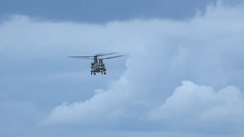 Chinook doing manoeuvres ch 47 boeing 4k Vídeos de archivo 82249041