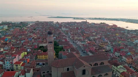 Chioggia Cathedral Dawn – Drone Backward Lift &amp; Expanding Reveal Vidéo 335410159