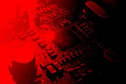 Chip on a computer board in red tinted Stockfoto's
