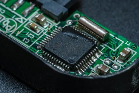 The chip of the hard disk controller with soldered elements Foto stock
