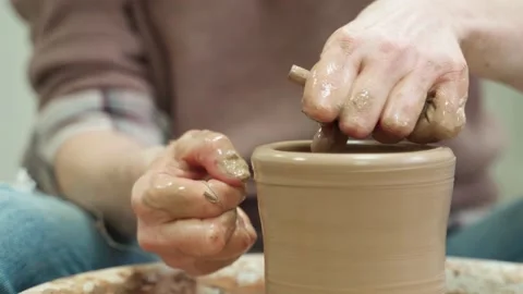Chip removal from a clay pot with a string. 库存影片 148984667